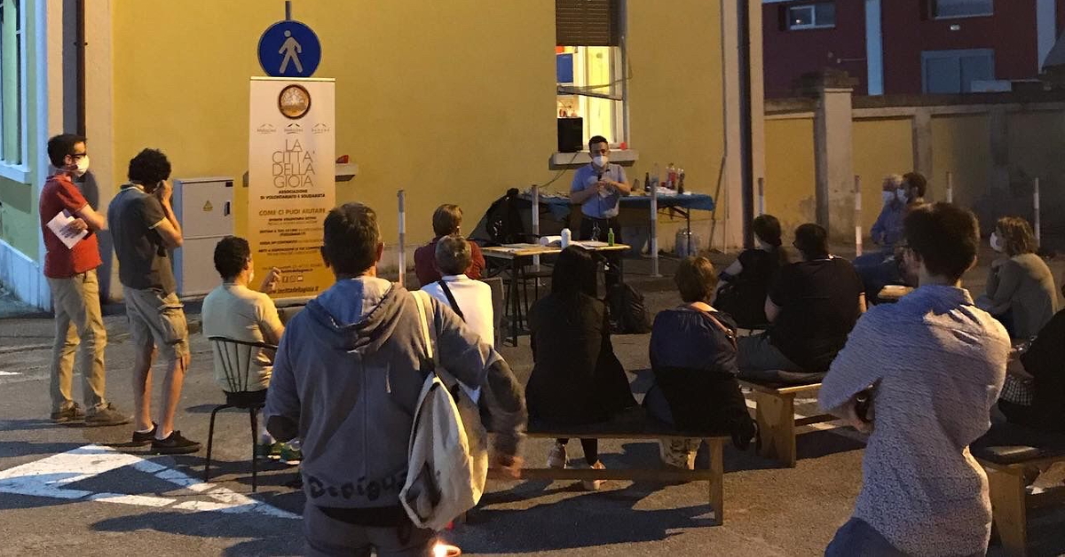 Assemblea dei soci all'esterno di Casa Mariolinaa